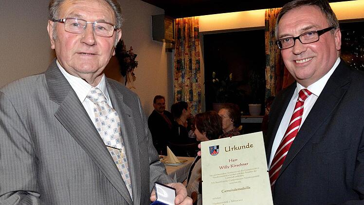 Bürgermeister Dieter Schaar überreicht Willy Kirschner die Gemeindemedaille. Foto: Dieter Hübner
