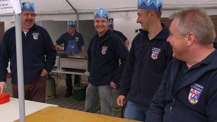 Die Könige im Bratwurstgrillen von der Feuerwehr