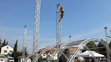 Das Gerüst der Hauptbühne auf dem Haßfurter Festplatz Gries steht: Jetzt fehlen nur noch ganz viel Technik und das Bühnenbild.