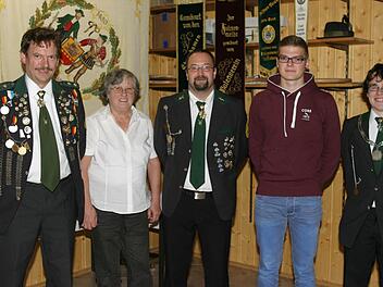 Die Erstplatzierten in den Meisterwertungen (von links): Helmut Stubenrauch, Heidi Borschert, Carsten Präger, Tobias Hau (auch Jugendschützenkönig) und Sebastian Drößmar. Foto: Wolfgang Dietz