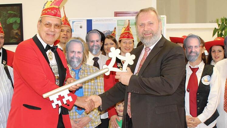 Die alte Ordnung ist wiederhergestellt: Die Ebermannstadter Narren händigen Bürgerkreis Franz Josef Kraus den Stadtschlüssel aus.  Foto: fra-press