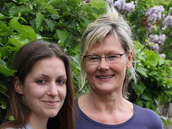 Jasmin Schardt (links) und Christine Ziegmann engagieren sich im Landkreis Lichtenfels für die Gambia-Hilfe. Foto: Tobias Kindermann