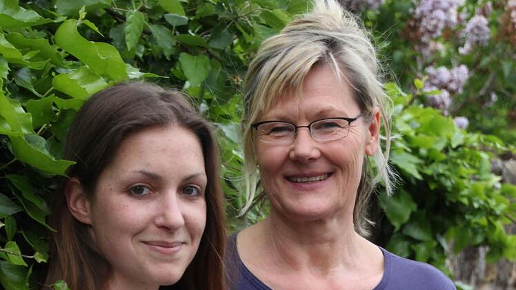 Jasmin Schardt (links) und Christine Ziegmann engagieren sich im Landkreis Lichtenfels für die Gambia-Hilfe. Foto: Tobias Kindermann
