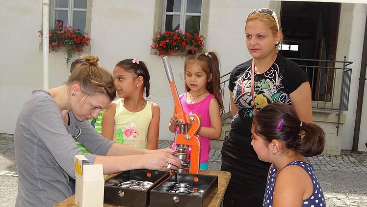 Europa-Buttons gestalteten die Kinder beim Sommerfest der Migrationsberatung des Caritasverbandes Haßfurt selbst.