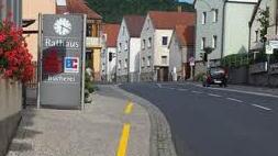 Der gelbe Strich vor dem Nüdlinger Rathaus. So sah er aus. Gezogen war er hier vom 17. bis 28. Juli. Foto: privat
