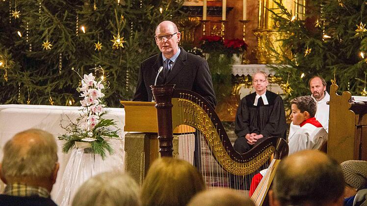 Bürgermeister Thomas Stadelmann bei seiner Neujahrsansprache am Rednerpult der katholischen Pfarrkirche St. Michael. Fotos: René Ruprecht
