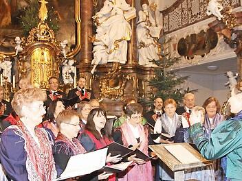 Der gemischte Chor des Sängerkranzes Reichenbach mit Chorleiterin Mirja Betzer. Foto: Arnold Nöth