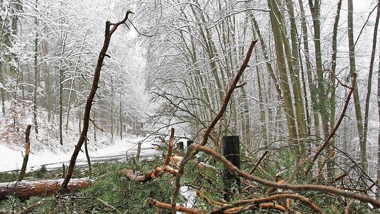 Hier ging erst mal nichts mehr: Die Staatsstraße ST 2292 zwischen Aschach und Hohn. Foto: Paul Ziegler