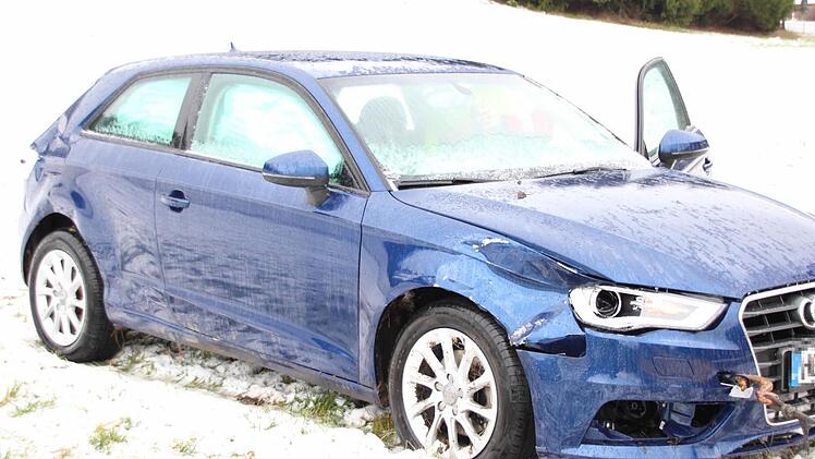 Der Wagen des Unfallverursachers blieb nach seiner Rutschpartie über eine Wiese im Tal liegen. Foto: Marco Meißner