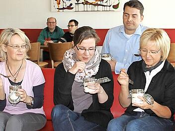 Gabi Fischer, Dorothea Prüss, Werkstattleiter Thomas Neugeboren und Gerlinde Köppe (von links) testen eine Torte, die künftig im "Glas-Café" der Werkstätten St. Joseph in Neuensee angeboten werden. Foto: Gerda Völk/Archiv