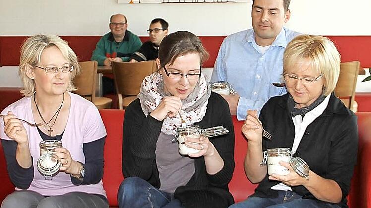 Gabi Fischer, Dorothea Prüss, Werkstattleiter Thomas Neugeboren und Gerlinde Köppe (von links) testen eine Torte, die künftig im "Glas-Café" der Werkstätten St. Joseph in Neuensee angeboten werden. Foto: Gerda Völk/Archiv