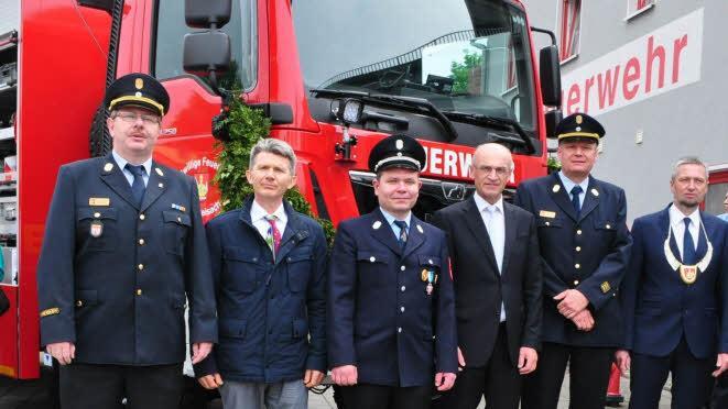 Die Ehrengäste vor dem neuen Schlauchwagen "SW 2000 Kat" (von links): Kreisbrandrat Ralf Dressel, der Sachbearbeiter im Ressort Katastrophenschutz im Landratsamt Haßberge, Franz Lindner, Kommandant Sebastian Bock, Landrat Wilhelm Schneider, Kreisbrandmeister Thomas Habermann und der Pfarrweisacher Bürgermeister Ralf Nowak. Foto: Simon Albrecht