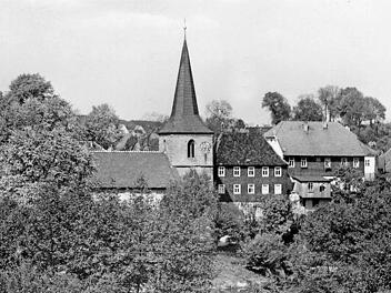 Die Schulstandorte in Schney wechselten häufig. 1837 befand sich die Schule im Kantorhaus rechts neben der Kirche. Es wurde im Zuge des Neubaus eines Gemeindehauses, das 2007 eingeweiht wurde, abgerissen.  Foto: Elke Werner