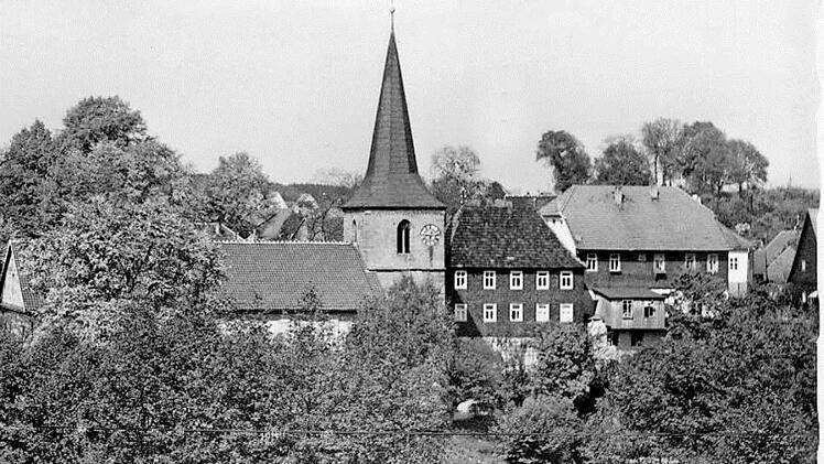 Die Schulstandorte in Schney wechselten häufig. 1837 befand sich die Schule im Kantorhaus rechts neben der Kirche. Es wurde im Zuge des Neubaus eines Gemeindehauses, das 2007 eingeweiht wurde, abgerissen.  Foto: Elke Werner