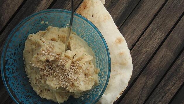 Hummus und etwas Fladenbrot sind der perfekte Snack - oder eine tolle Beilage für's Steak vom Grill.