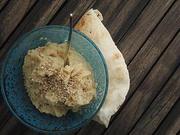 Hummus und etwas Fladenbrot sind der perfekte Snack - oder eine tolle Beilage für's Steak vom Grill.