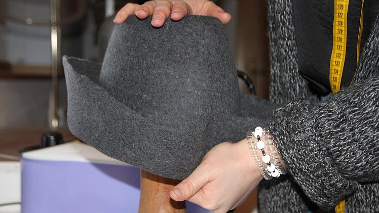 Das braucht Kraft, Augenmaß und eine Portion Geschick. Foto: Ulrike Müller