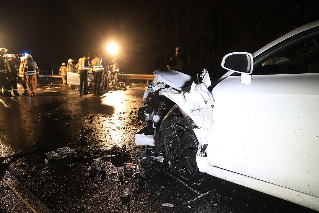 Schwerer Unfall auf der B4 bei Kemmern (Kreis Bamberg) mit zwei schwer verletzten Kindern