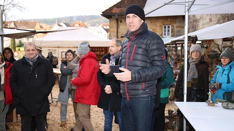 Thurnaus Bürgermeister Martin Bernreuther (im Vordergrund) sprach zur Eröffnung des Marktes. Links daneben stehen (in schwarzen Jacken von links) Klaus Bodenschlägel (Spitalstiftung) und Jörg Kunstmann (stv. Landrat). Foto: Andreas Schmitt