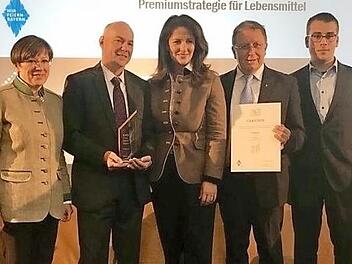 Regierungspr&auml;sidentin Heidrun Piwernetz, Thomas Tischer, Wirtschaftsf&ouml;rderer Stadt Kulmbach; Staatsministerin Michaela Kaniber, OB Henry Schramm und der Chef der Confiserie Esther Peter-Alexander Pelz, bei der &Uuml;bergabe des Preises "100 Genussorte Bayern" (v. l.)
