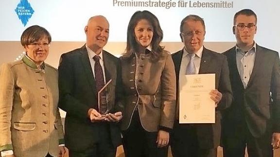 Regierungspr&auml;sidentin Heidrun Piwernetz, Thomas Tischer, Wirtschaftsf&ouml;rderer Stadt Kulmbach; Staatsministerin Michaela Kaniber, OB Henry Schramm und der Chef der Confiserie Esther Peter-Alexander Pelz, bei der &Uuml;bergabe des Preises "100 Genussorte Bayern" (v. l.)