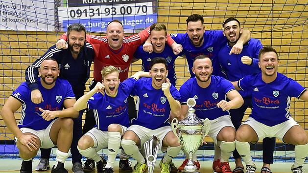 Die Brucker holten nicht nur den Sieg, sondern stellten mit Torh&uuml;ter Dirk Schrott (hinten, 2. v. l.) und Labeat Ferizi (vorn, r.) auch den besten Spieler des Turniers sowie den Torsch&uuml;tzenk&ouml;nig. Foto: Sportfoto Zink