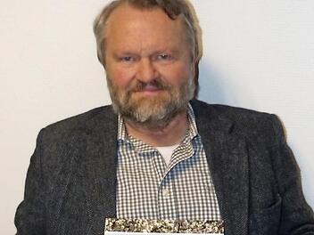 Kreisfachberater Friedhelm Haun mit der Chronik Foto: Klaus-Peter Wulf