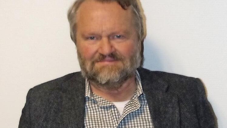 Kreisfachberater Friedhelm Haun mit der Chronik Foto: Klaus-Peter Wulf