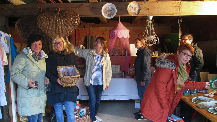 Der Besuch des 1. Höfles-Flohmarkts in der Untererthaler Judengasse fiel witterungsbedingt nur ganz bescheiden aus.  Fotos: Winfried Ehling