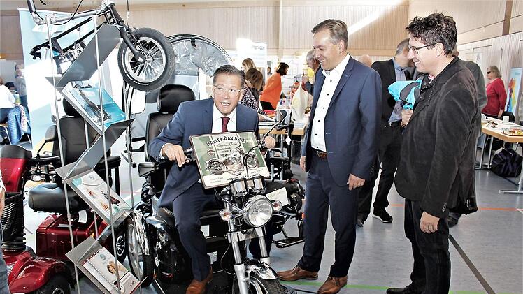 Bürgermeister Karsten Fischkal auf einem E-Mobil Marke Harley.  Fotos: Evi Seeger