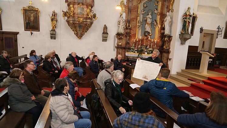 Hans Schaub spricht in der Kirche in Kirchehrenbach zum Thema Auswanderung Mitte des 19. Jahrhunderts. Foto: Franz Galster