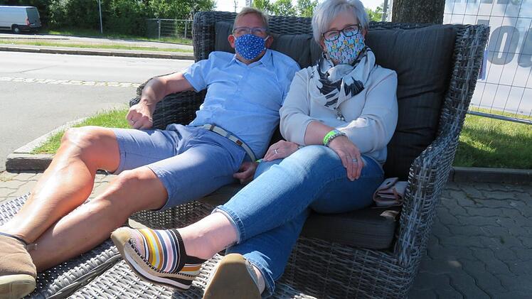 Probesitzen: Ein Ehepaar aus Breitengüßbach prüft erst einmal, bevor sich entschieden wird.