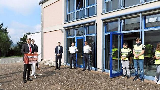 Viele Honoratioren sprachen den Schülerlotsen in Stegaurach und stellvertretend für alle in Stadt und Landkreis Bamberg aktive Lotsen ihren Dank und Anerkennung aus.  Foto: Gemeinde Stegaurach