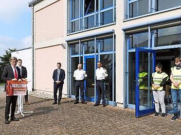 Viele Honoratioren sprachen den Sch&uuml;lerlotsen in Stegaurach und stellvertretend f&uuml;r alle in Stadt und Landkreis Bamberg aktive Lotsen ihren Dank und Anerkennung aus.  Foto: Gemeinde Stegaurach