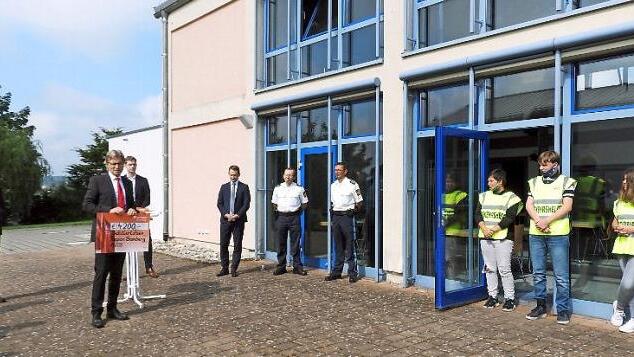 Viele Honoratioren sprachen den Schülerlotsen in Stegaurach und stellvertretend für alle in Stadt und Landkreis Bamberg aktive Lotsen ihren Dank und Anerkennung aus.  Foto: Gemeinde Stegaurach