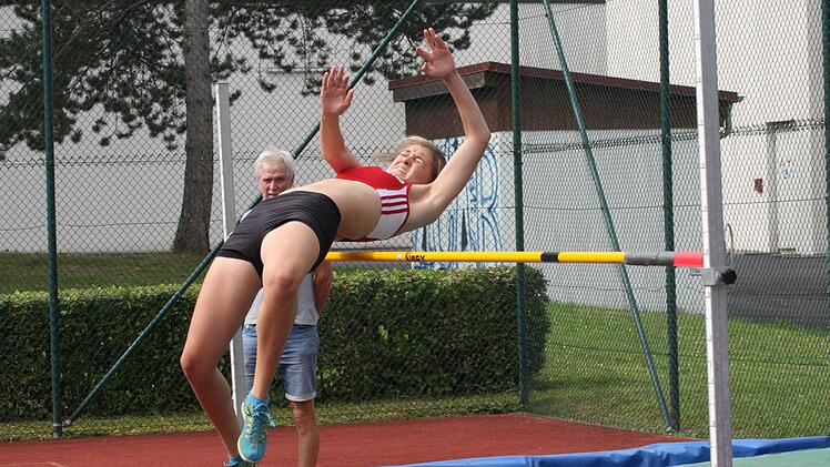 Emilia Zeitz vom TSV Münnerstadt steigerte sich im Hochsprung auf 1,47 Meter und erfreute mit dem dritten Rang im Vierkampf der Schülerinnen W14. Foto: Reinhold Nürnberger