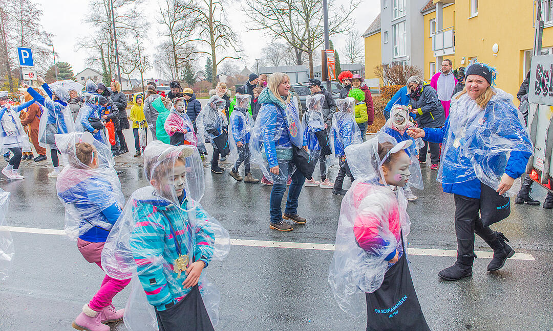 Buntes Faschingstreiben begeistert groß und klein.