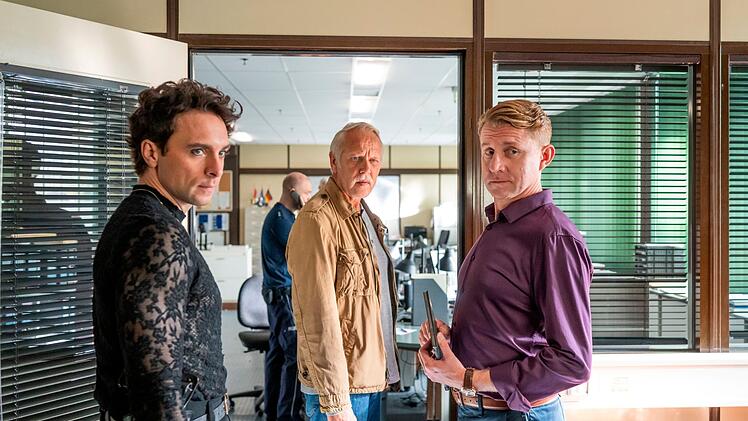 Vincent Ross (Andr&eacute; Kaczmarczyk, links), Wiktor Krol (Klaudiusz Kaufmann, rechts) und Karl Rogov (Frank Leo Schr&ouml;der) vom Deutsch-Polnischen Kommissariat in Swiecko fragen sich, ob die "Clownsbande" wieder zugeschlagen hat.