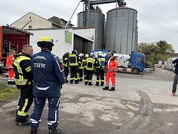 Tragischer Unfall: Mann geht in Getreidesilo unter - Rettung dauert an