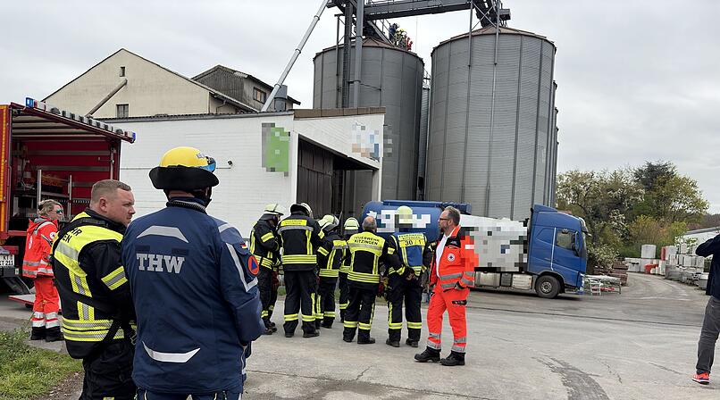 Tragischer Unfall: Mann geht in Getreidesilo unter - Rettung dauert an