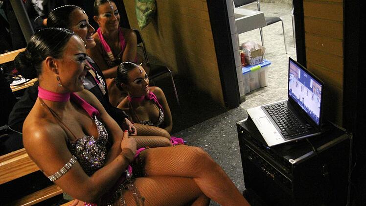 Der Vorrundenauftritt wird analysiert: Wer hat wo gewackelt, wer tanzte womöglich aus der Reihe? Foto: Michael Gründel