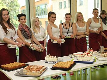 Als "Schülerfirma auf Zeit" sorgten die Schüler der neunten Klasse für das leibliche Wohl der Pensionisten und Gäste.  Foto: gg