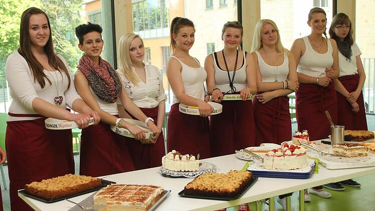 Als "Schülerfirma auf Zeit" sorgten die Schüler der neunten Klasse für das leibliche Wohl der Pensionisten und Gäste.  Foto: gg