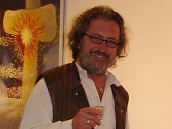 Christian Ianza möchte mit seiner Stiftung Kunstschaffende über die Landesgrenzen hinaus vernetzen. Bei der Ausstellung "Anfang / Beginn" ist er mit zahlreichen eigenen Exponaten vertreten. Foto: Heike Schülein