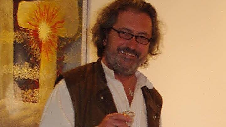 Christian Ianza möchte mit seiner Stiftung Kunstschaffende über die Landesgrenzen hinaus vernetzen. Bei der Ausstellung "Anfang / Beginn" ist er mit zahlreichen eigenen Exponaten vertreten. Foto: Heike Schülein