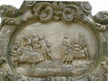 Diese Szene befindet sich auf dem Denkmal: Klagend stehen zwei Frauen und ein Kind am Sterbelager eines Mannes (links); ferner wird eine Verhandlung vor Gericht dargestellt (rechts). Es ist nicht bekannt, wer diesen Gedenkstein hat anfertigen lassen. Vielleicht hat die Witwe des Getöteten aus Zeil diesen Stein als Mahnung anfertigen lassen?