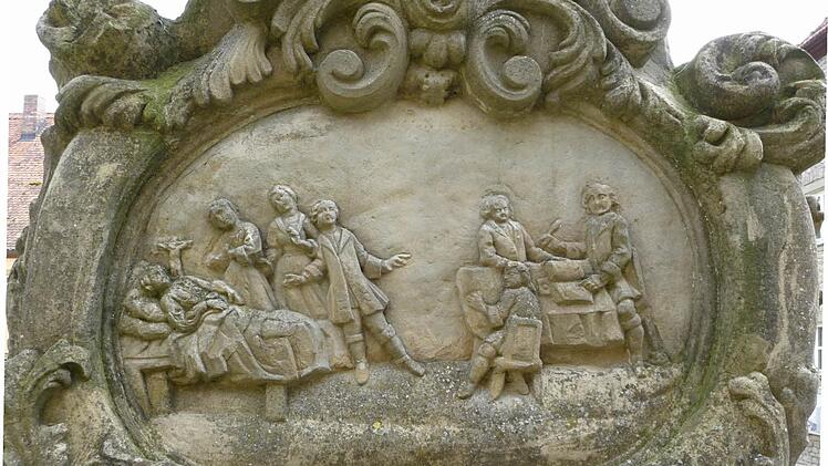 Diese Szene befindet sich auf dem Denkmal: Klagend stehen zwei Frauen und ein Kind am Sterbelager eines Mannes (links); ferner wird eine Verhandlung vor Gericht dargestellt (rechts). Es ist nicht bekannt, wer diesen Gedenkstein hat anfertigen lassen. Vielleicht hat die Witwe des Getöteten aus Zeil diesen Stein als Mahnung anfertigen lassen?