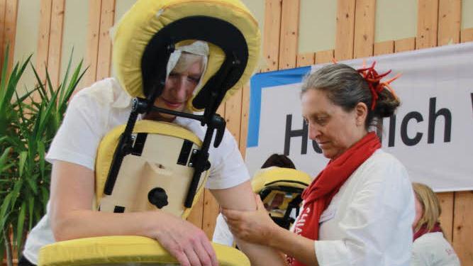 Die Shiatsu-Regionalgruppe Oberfranken zeigte auf der B&uuml;hne die japanische Fingerdruckmassage.