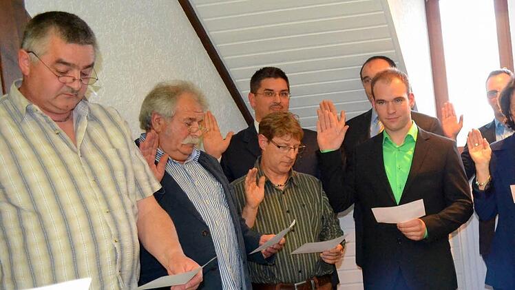 Neue Mitglieder: Elf der 20 Weitramsdorfer Gemeinderäte sind neu und wurden vor der ersten Sitzung von Bürgermeister Wolfgang Bauersachs vereidigt. Von rechts: Andreas Carl, Josef Janson, Dominic Juck, Gisela Glodschei, Henning Kupfer, Tobias Ehrsam, Guido Seeger, Klaus Dorscht, Christian Gunsenheimer, Leonard Potsch und Michael Forkel. Foto: Bettina Knauth