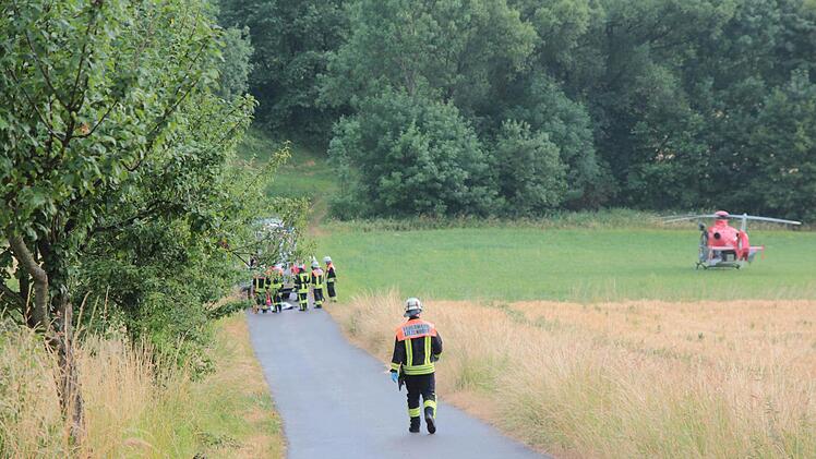 Zwischen Zeegendorf und Teuchatz im Landkreis Bamberg hat sich ein schwerer Autounfall ereignet. Bei einem Frontalzusammenstoß ist eine Person nach Angaben der Rettungskräfte lebensgefährlich verletzt worden. Der Rettungshubschrauber war im Einsatz. Foto: Ferdinand Merzbach